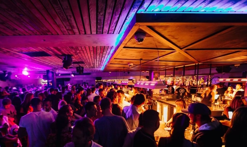 wake-up-sydney-hostel-side-bar