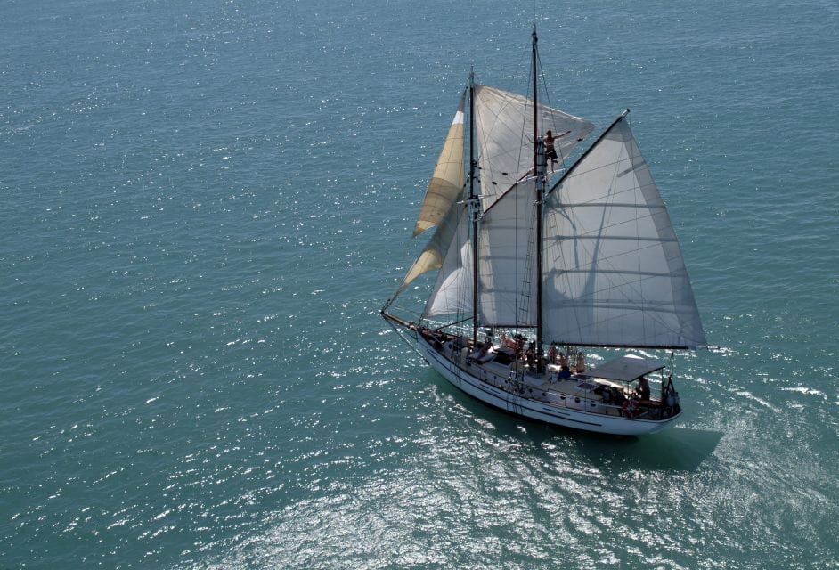 sailing-boat-whitsunday-tours