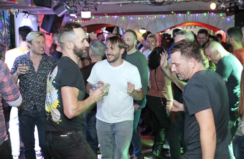 palms-oxford-street-best-gay-bars-in-sydney - Londoner In Sydney gay-men-dancing-at-best-gay-bars-in-sydney
