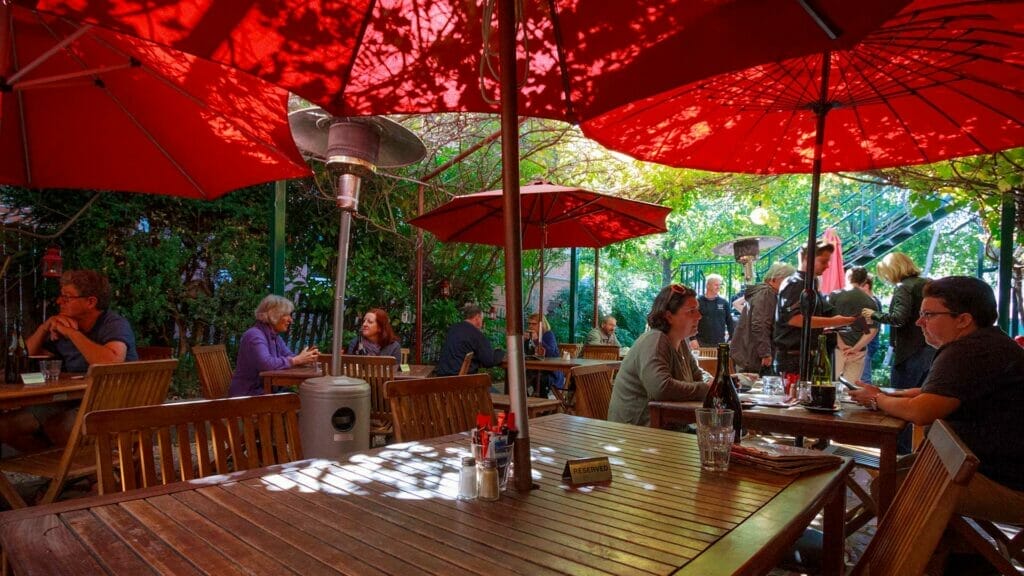 courtyard-dining-hub-cafe-bathurst - Londoner In Sydney the-hub-bathurst