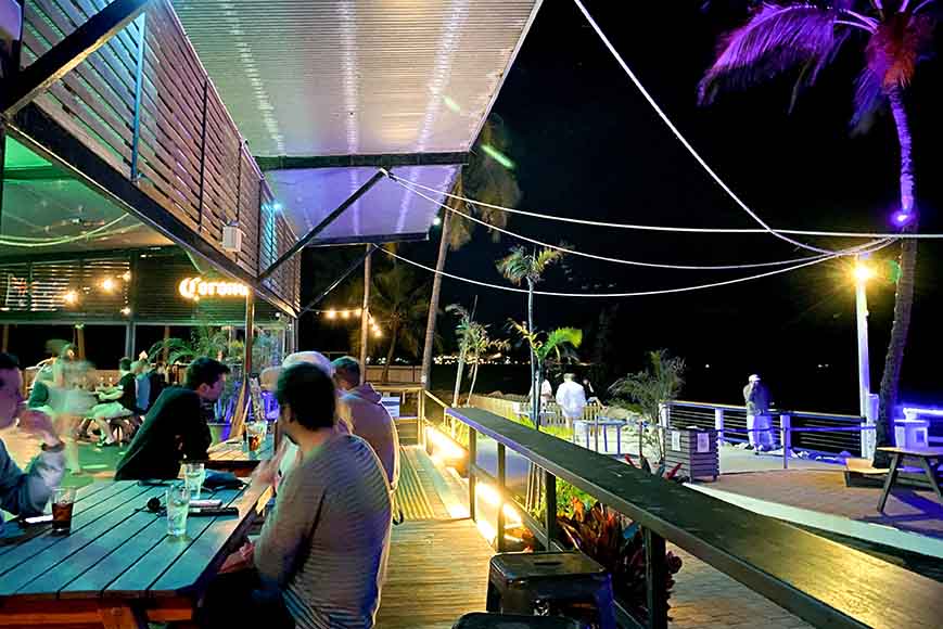 base-hostel-magnetic-island-bar