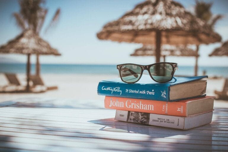WHAT-TO-BRING-TO-THE-BEACH(1)
