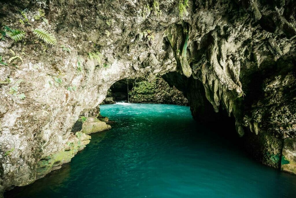 Waikelo-Sawah-Waterfall-sumba-cave