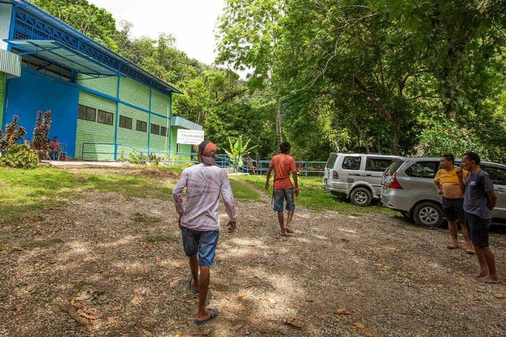 walking-towards-the-entrance-of-lapopu-in-sumba-island
