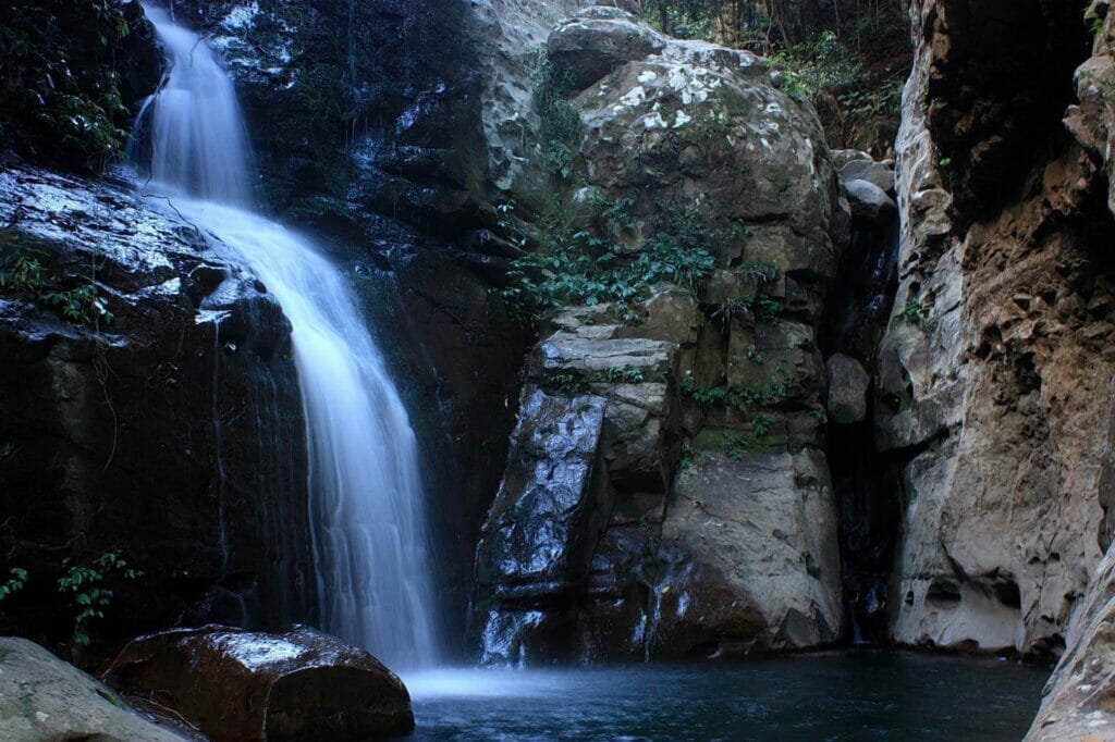 cascade-falls-macquarie-pass-best-waterfalls-in-sydney - Londoner In Sydney cascade-falls-macquarie-pass-best-waterfalls-in-sydney