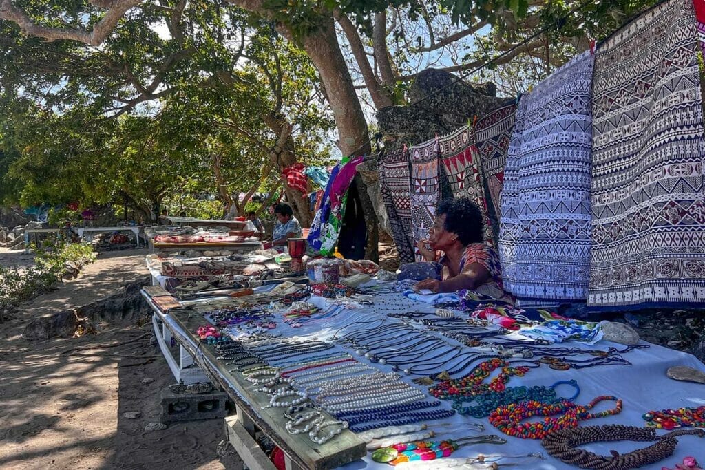 sawa-i-lau-caves-fiji-blue-lagoon-cave-fiji