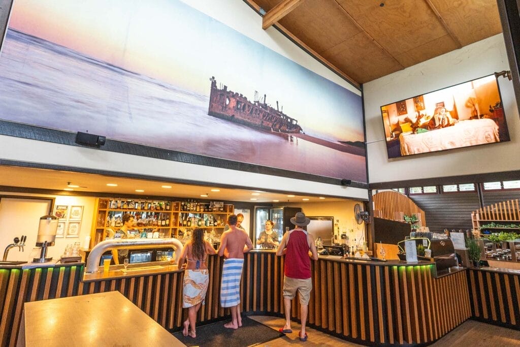 maheno-bar-kingfisher-bay-resort